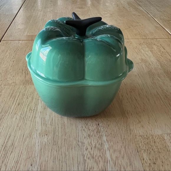 Le Creuset Petite Bell Pepper Casserole ~ Jade - Picture 1 of 8